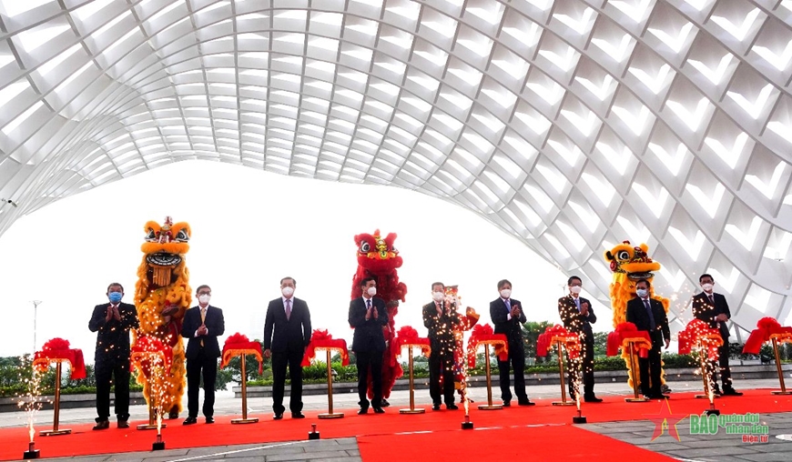 Lễ cắt băng khánh thành công trình Vườn tượng APEC mở rộng.